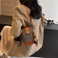 Borsa a secchiello retrò in tela grigia e pelle marrone con ciondolo a forma di coniglio - Marrone Tè Scuro (Con Pendente)