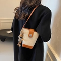 Borsa a secchiello bicolore in tela beige e pelle marrone con ciondolo a coniglietto - Bianco Sporco Con Pendente