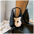 Zwarte hobo schoudertas met schattige witte pluchen puppy patch en breed handvat ontwerp - Zwart
