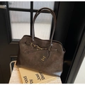 Detailansicht der dunkelbraunen Vintage-Leder-Tote mit Metallschnalle und Riemen - Kaffeebraun