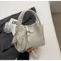 Sac seau beige en similicuir avec poignée foulard en soie et bandoulière réglable - Argent