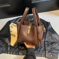 Dunkelbraune Beuteltasche aus Kunstleder mit Goldverschluss und eleganter Raffung - Khaki