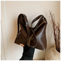 Dunkelbraune Hobo-Tasche aus Leder mit verstellbarem Riemen und goldener Metallkette - Braun