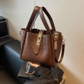 Braune Shopper-Tasche aus Kunstleder mit goldenem Drehverschluss und Schultergurt - Kaffeebraun