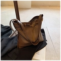 Dunkelbraune Leder-Beuteltasche mit goldener Kette und verstellbarem Schultergurt - Braun