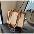 Dettaglio di una borsa tote beige strutturata con manici marroni e texture intrecciata - Giuntato Intrecciato Goffrato / Bianco Sporco