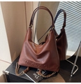 Detailansicht der dunkelbraunen Hobo-Tasche mit Logo-Prägung und goldener Kettenriemen - Braun