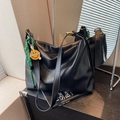 Grande borsa tote in ecopelle nera con ciondolo smiley e accessorio corda verde - Stile Con Ciondolo / Nero