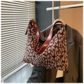 Große Schultertasche mit burgunderrotem Leopardenmuster und Leder-Schultergurt - Rot