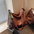 Grande borsa tote in pelle marrone con ciondolo corda verde e cartellino smiley giallo - Stile Con Ciondolo / Marrone acero