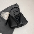 Sac hobo minimaliste en cuir noir avec bandoulière réglable et boucle dorée sur veston - Style Without Charm / Noir