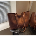 Dettaglio borsa tote in pelle PU marrone vintage con cuciture gialle e cerniera in metallo - Marrone