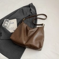 Grand sac cabas en similicuir marron foncé avec détails dorés sur veste de costume - Style Without Charm / Mocha