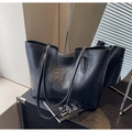 Dettaglio della borsa tote nera con trama pieghettata vintage e spalline lunghe - Nero