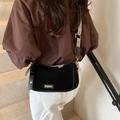 Schwarze Umhängetasche aus Wildleder mit Ethno-Gurt und Fashion-Label für Damen - Schwarz