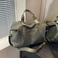 Borsa da viaggio capiente verde oliva in nylon con tracolla regolabile e logo - Verde