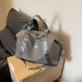 Borsa da viaggio grigia capiente in nylon con tracolla e dettaglio logo in metallo - Grigio