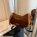 Braune Wildleder-Kissentasche mit gemustertem breitem Schultergurt in stilvollem Design - Braun