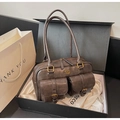 Dettaglio di una borsa vintage in pelle PU marrone con due tasche frontali in confezione - Marrone