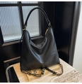 Schwarze Damen-Einkaufstasche aus PU-Leder mit Vintage-Kette und Logo-Prägung - Schwarz