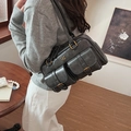 Sac sous le bras gris foncé rétro avec doubles poches et détail du logo PAN TOR - Noir