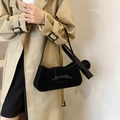 Elegante borsa baguette in camoscio nero con fiocco indossata come borsa a spalla - Nero