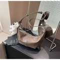 Vue détaillée d'un grand sac bandoulière hobo marron avec un pendentif chien en peluche - Vert Kaki Avec Pendentif