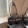Bolso vintage color café oscuro con dos bolsillos frontales y logotipo metálico de marca - Marrón