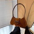 Borsa sottobraccio rétro in camoscio marrone scuro con fiocco e sottile tracolla - Marrone