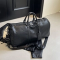 Große schwarze Reisetasche mit Webmuster, Griffen und verstellbarem Schultergurt - Schwarz