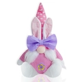 Detail van roze Paaskabouter met konijnenoren, hartpatronen en een zonnebloemknoop - Grote Strik Stijl / Roze