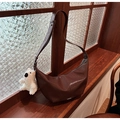 Sac bandoulière vintage marron foncé en similicuir brillant avec charme ours en peluche - Café + Pendentif