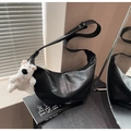 Sac bandoulière demi-lune noir minimaliste avec breloque ours blanc et fermeture éclair - Noir + Pendentif