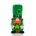 Grüner St. Patrick's Day Gnom mit orangem Bart und einem Glücksklee-Blatt - Viereckiger Hut