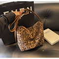 Detalle del bolso tote de leopardo con correa de cuero marrón y cremallera plateada - Marrón