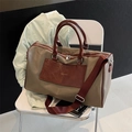 Bolsa de viaje de nailon caqui con asas de cuero burdeos en una silla blanca - Caqui