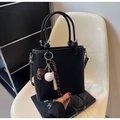 Dettaglio della borsa a secchiello in pelle nera con ciondolo da baseball e nodi - Con Pendente da Baseball / Nero