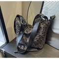 Detalle del bolso tote de leopardo con correa de cuero negro ajustable y hebilla de metal plata - Negro