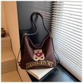 Detail der braunen Wildledertasche mit Teddybär-Aufnäher und Holiday-Schriftzug - Braun