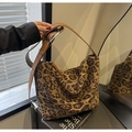 Detalle del bolso hobo con estampado de leopardo, textura de piel sintética y correa de cuero - Caqui