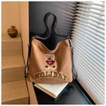 Detail der braunen Wildleder-Tragetasche mit süßer Teddybär-Stickerei und HOLIDAY-Text - Braun