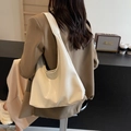 Minimalistische cremeweiße große Tragetasche aus glänzendem Leder für Büro und Alltag - Cremeweiß