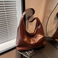 Dunkelbraune Retro-Hobo-Tasche mit Öl-Wachs-Textur und großem Fassungsvermögen - Kaffeebraun