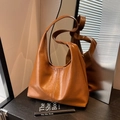 Braune Hobo-Schultertasche im Vintage-Stil mit strukturierter Kunstleder-Optik - Braun