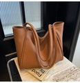 Detailansicht der braunen Lychee-Lederstruktur auf einer großen Shopper-Tasche - Braun