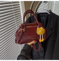 Borsa a mano classica in pelle rosso vino con tracolla regolabile e ciondolo di peluche - Borgogna