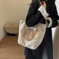 Minimalistische Canvas-Einkaufstasche in Off-White mit braunem Patch und Plüsch-Ente - Mit Anhänger / Gebrochenes Weiß