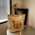 Beige Canvas Tote Bag mit rundem braunem Lederpatch und süßem gelben Entenanhänger - Mit Anhänger / Khaki