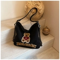 Schwarze Segeltuch-Tasche mit gesticktem Bären und Holiday-Text auf Steingrund - Schwarz