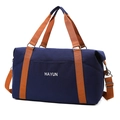 Große Reisetasche aus dunkelblauem Segeltuch mit orangefarbenen Henkeln und HAYUN-Logo - Saphirblau